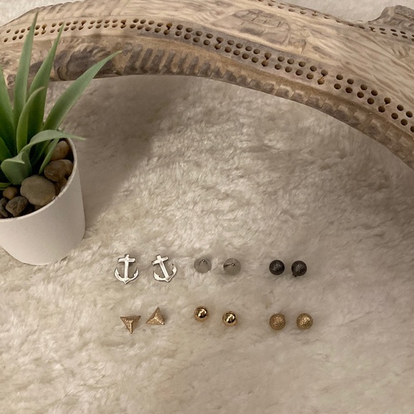 2/$20 LOT of Stud Earrings - Picture 1 of 4